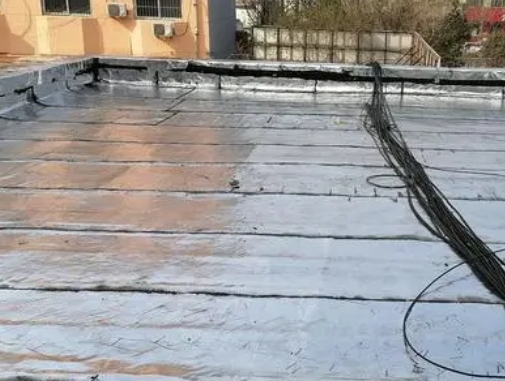 马村卫生间漏水维修公司分享下马村屋面楼顶防水刚性防水层施工要点。